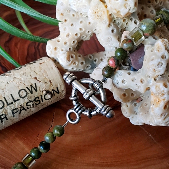 VTG Liz Claiborne Pendant onUnakite Stone Necklace - Picture 8 of 8